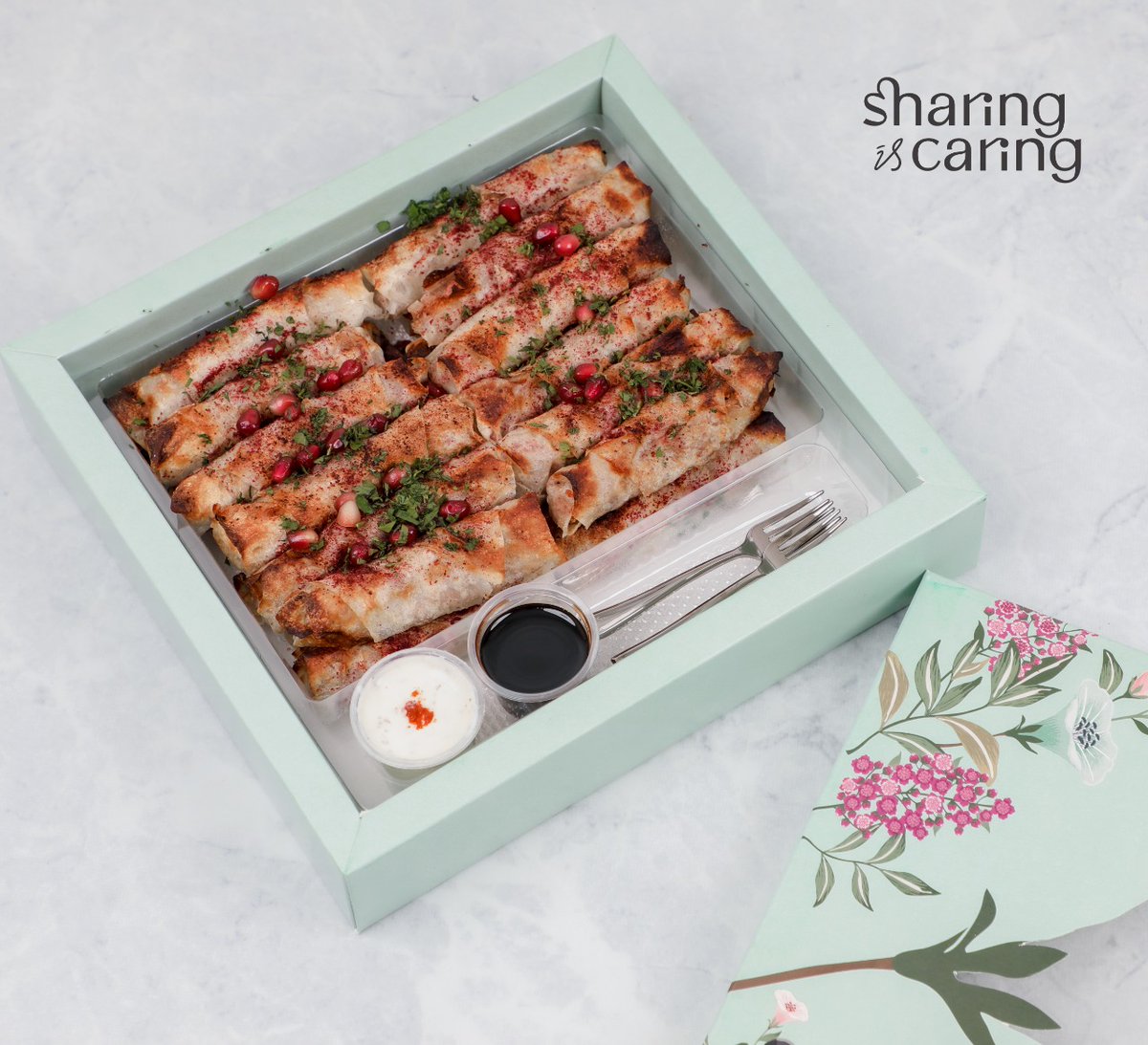 sharingrest's tweet image. Sharing Mussakhan Box

A delicious chicken musakhan box containing 24 pieces of chicken musakhan with our special mixture

Price: AED 89

#abudhabi #alain #uae #pastry #cravings #sharingiscaring #foodie #foodbox #lunch #sándwiches #dinner #lunch #sharebox#abudhabi #alain