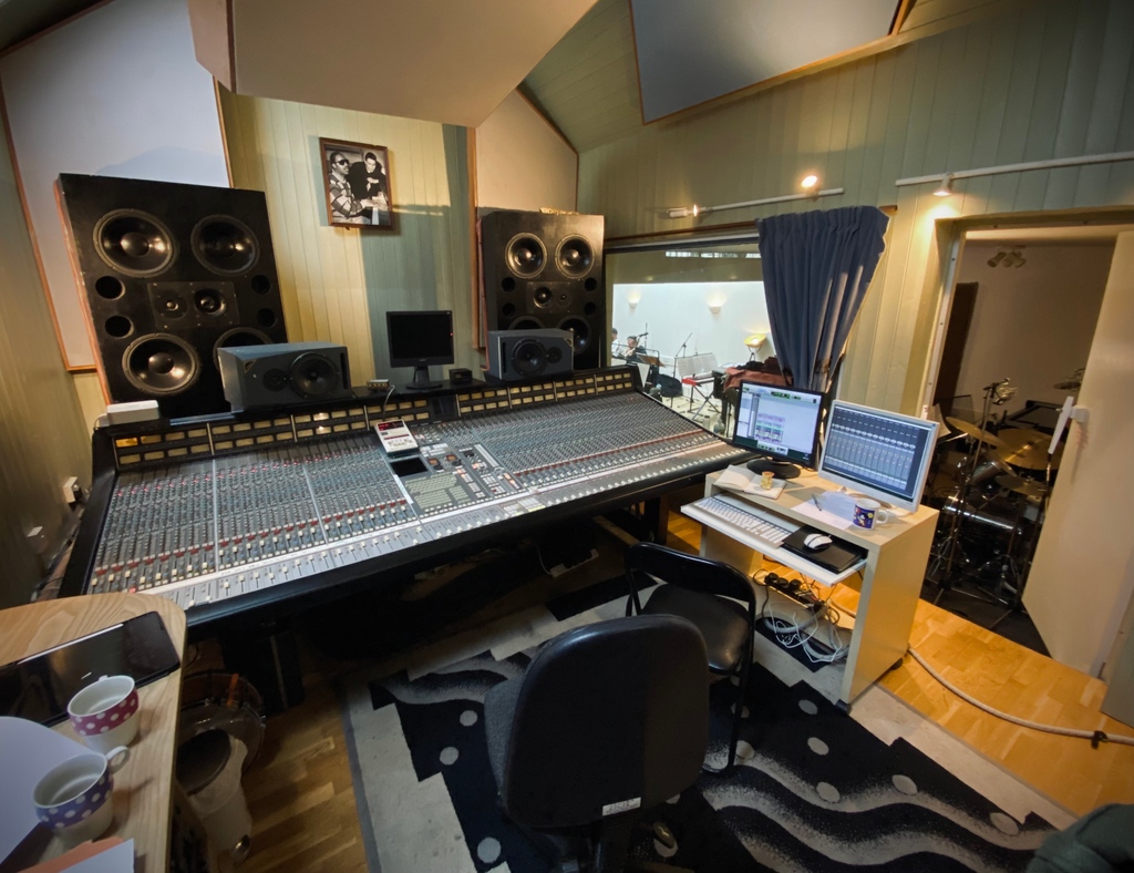 I spent a day assistant engineering at Jools Holland's studio a while back, helping record members of his Rhythm &amp; Blues Orchestra.

Pretty vibey place as you can imagine! Tonnes of history and it was a pleasure recording some brilliant musicians.

#studio⁣ #musicproducer⁣⁣⁠