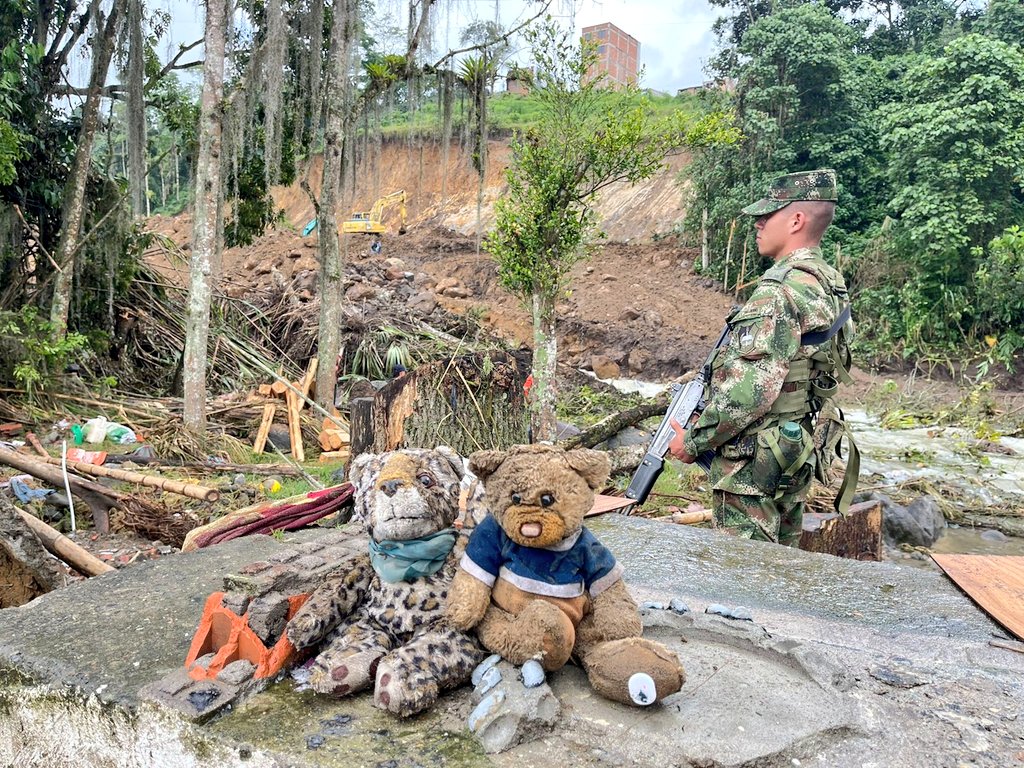 Ejercito_Div5's tweet photo. Los desastres naturales son inevitables, lo que no lo es, es seguir brindando ayuda a quienes lo necesitan; nuestros soldados del #Biter8 continúan presentes en el barrio La Trinidad de Santa Rosa de Cabal #Risaralda.
#SoldadoEsServicioSocial
#OctavaBrigada https://t.co/3fWD1gNg0E