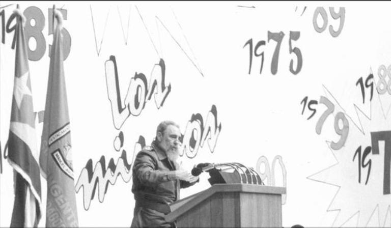 #FidelPorSiempre: "estudiar la historia y estudiarla a fondo es quizás el instrumento más extraordinario de que dispongamos para transmitir valores, sentimientos patrióticos, sentimientos revolucionarios, sentimientos heroicos."
(30/5/1992)
#Cuba 🇨🇺