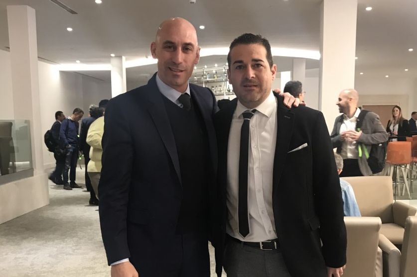 Futsalsur's tweet photo. La Asamblea ha aprobado la renovación de Vidal como seleccionador de la @SeFutbol . Entiendo que Luis Rubiales y Pablo Lozano van de la mano en esta decisión -mejor no pensar otra cosa-. Día triste para el fútbol sala nacional. Los fracasos se premian; @VenancioHierro #FedeVidal https://t.co/Ocn61KJqt4