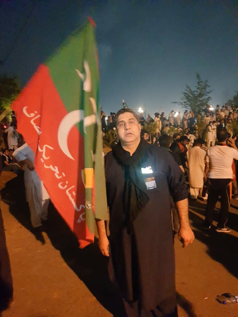 ShahidKhattakS's tweet photo. کیپٹن خالد قلی خان خٹک جنہوں نے اپنے والد کے ساتھ نواز شریف کیجانب سے سینیارٹی بائی پاس زیادتی پر فوج سے استعفیٰ دیاتھا 
آج خان کےساتھ ملک میں حقیقی آزادی کے اس جنگ میں ایک سپاہی کیطرح ڈٹ کے کھڑا ہے 
آزادی مارچ میں10گھنٹے شیلنگ کاسامناکرکے ڈی چوک پہنچا 
اور ورکرز کے ساتھ کھڑا رہا https://t.co/MME2QiZrfF
