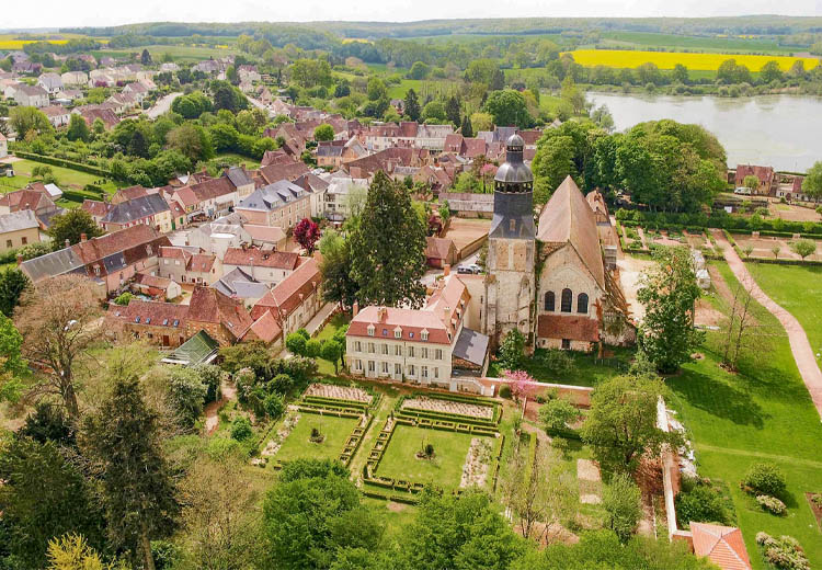 👏 Niché dans le Perche, un collège du XVIIe siècle renaît grâce à #StéphaneBern. Le journaliste l'a restauré et l'ouvre en partie au public.
Découvrez l' #histoire de ce lieu 👉 bit.ly/College_Thiron…

<a href="/bernstephane/">Stéphane Bern</a> <a href="/eurelien/">Eure-et-Loir</a>