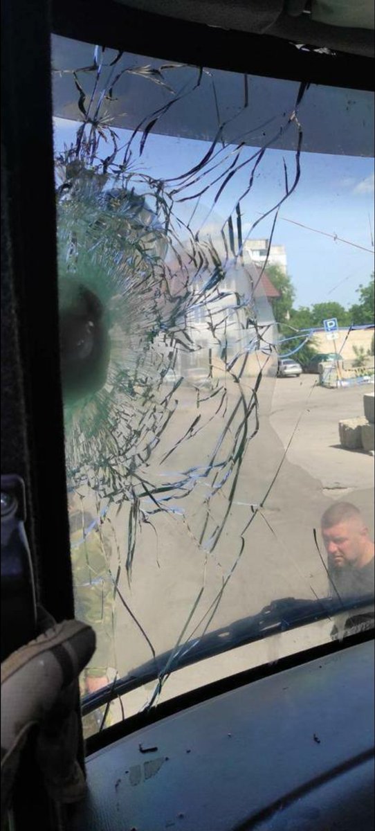 Buckarobanza's tweet photo. Armia rosyjska ostrzelała samochód, który miał zabierać ludzi z obwodu ługańskiego. Zabito francuskiego dziennikarza. W aucie znajdowali się wolontariusze. 

Szef administracji wojskowej obw. ługańskiego, S. Gaidai https://t.co/ENAbbqCHIO