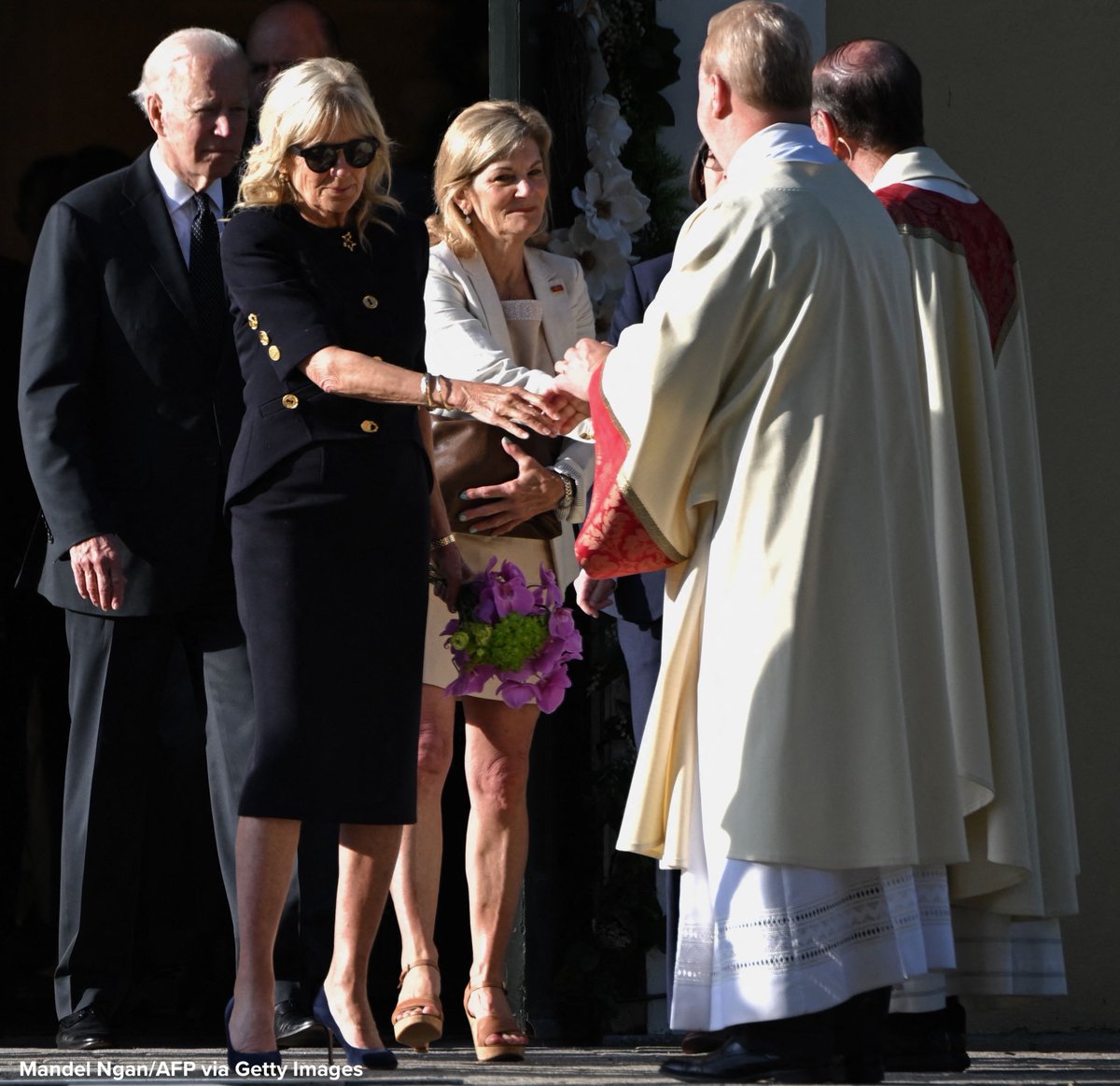 ABC's tweet photo. 📸: Pres. Biden and first lady Jill Biden step out after attending Mass at St. Joseph on the Brandywine Roman Catholic Church in Wilmington, Delaware. https://t.co/zTp2Fub5IW https://t.co/IsvHIAxgAa