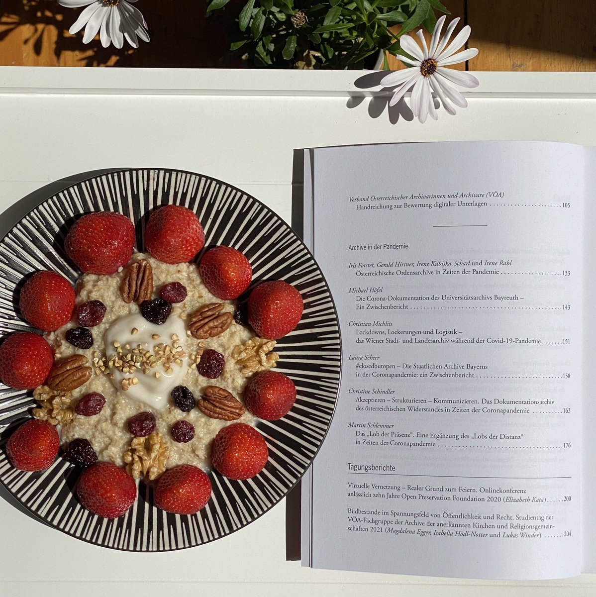 InesHandler's tweet image. Eine gute Kombination: Die ersten lokalen Erdbeeren genießen und in der Zeitschrift des Verbandes Österreichischer Archivarinnen und Archivare lesen.
#gehirnnahrung #informationswissenschaft