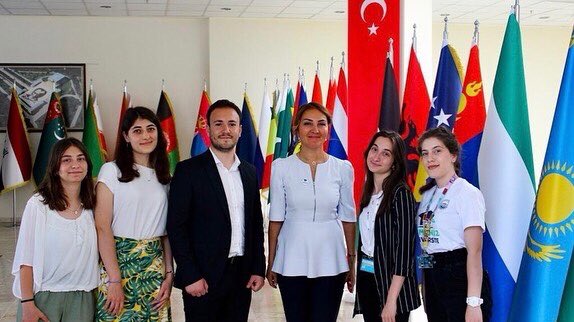 AnkaraYesilay's tweet photo. Şube Başkanımız Üniversitede faaliyetini sürdüren Genç Yeşilay Klübünün henüz görevi devreden Naciye Ürün’e çalışmalarından dolayı teşekkür etti ve görevi devralan Yaren Sude Yalçın’a yeni görevinde başarılar dileyerek fikir alışverişinde bulundu. https://t.co/TGqBPDke3U