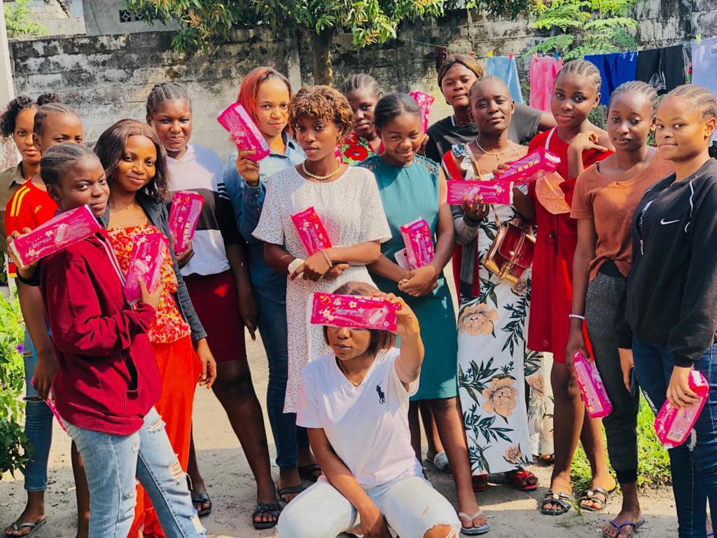 ffcrdc's tweet photo. Pour prévenir les infections urinaires notre partenaire @PepiniereLa leur a outillé sur la bonne gestion de leur cycle menstruel et comment faire son bain intime pendant les règles. 
Des bandes hygiéniques  ont été distribuées  aux jeunes adolescentes pendant cette séance.
#SSR https://t.co/aWfaMfntc1