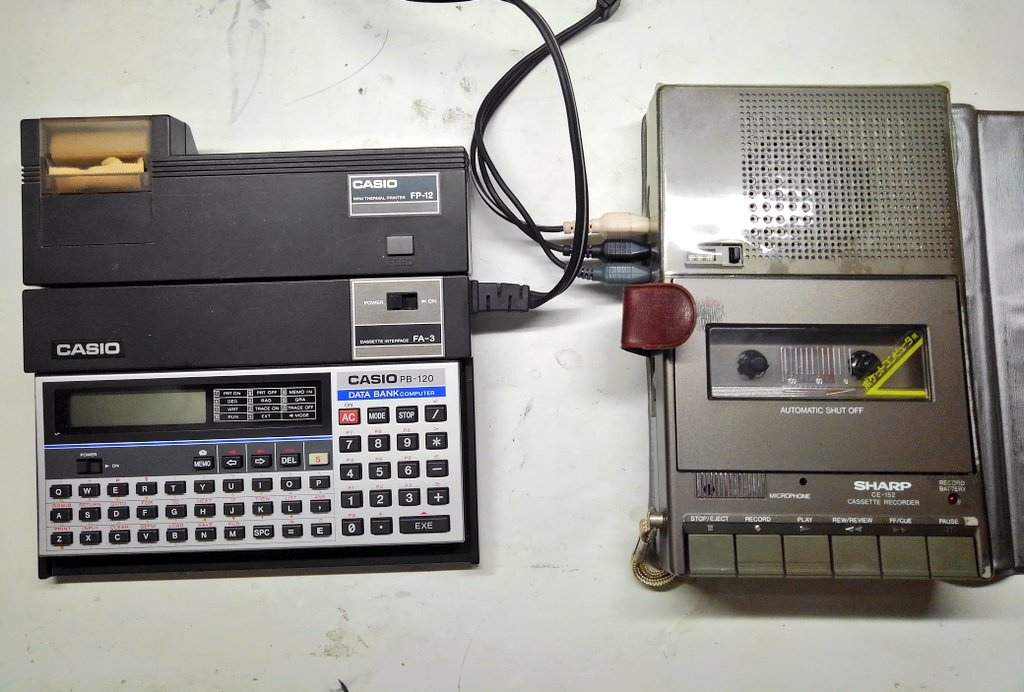 toshitada1973's tweet photo. カシオとシャープ、2大ポケコンメーカーのドッキング! ・・・は大げさかな。PB-120だって、フル装備すれば結構な存在感だね!
#PB120
#FA3
#FP12
#CE152 https://t.co/fwvNQGefo2