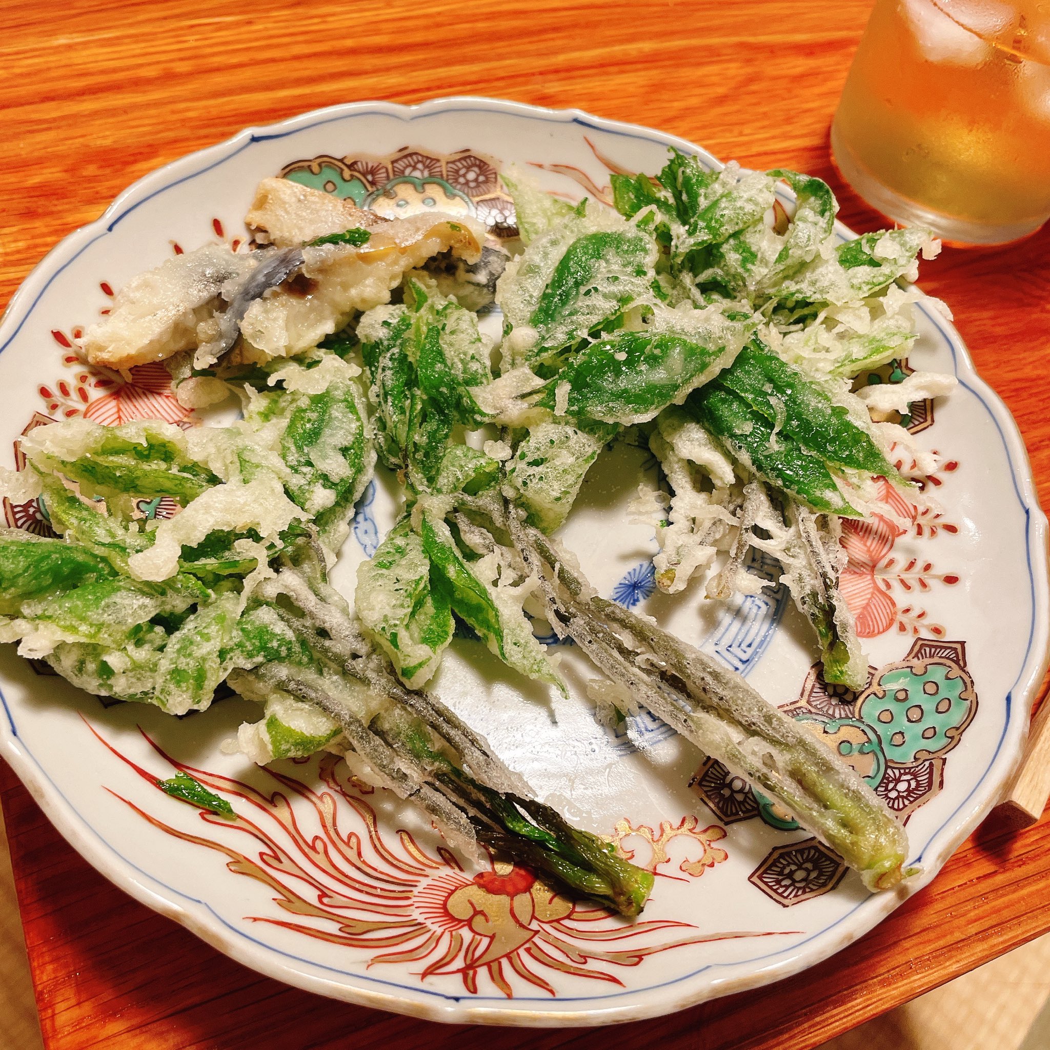 谷口 菜津子 晩酌 コシアブラとしめ鯖の天ぷら しめ鯖があったからなんとなく天ぷらにした パサパサになると思ってたらトロッとして美味かった でも衣がサクサクにならなかったので研究がいる T Co 0xgij4ogqo Twitter