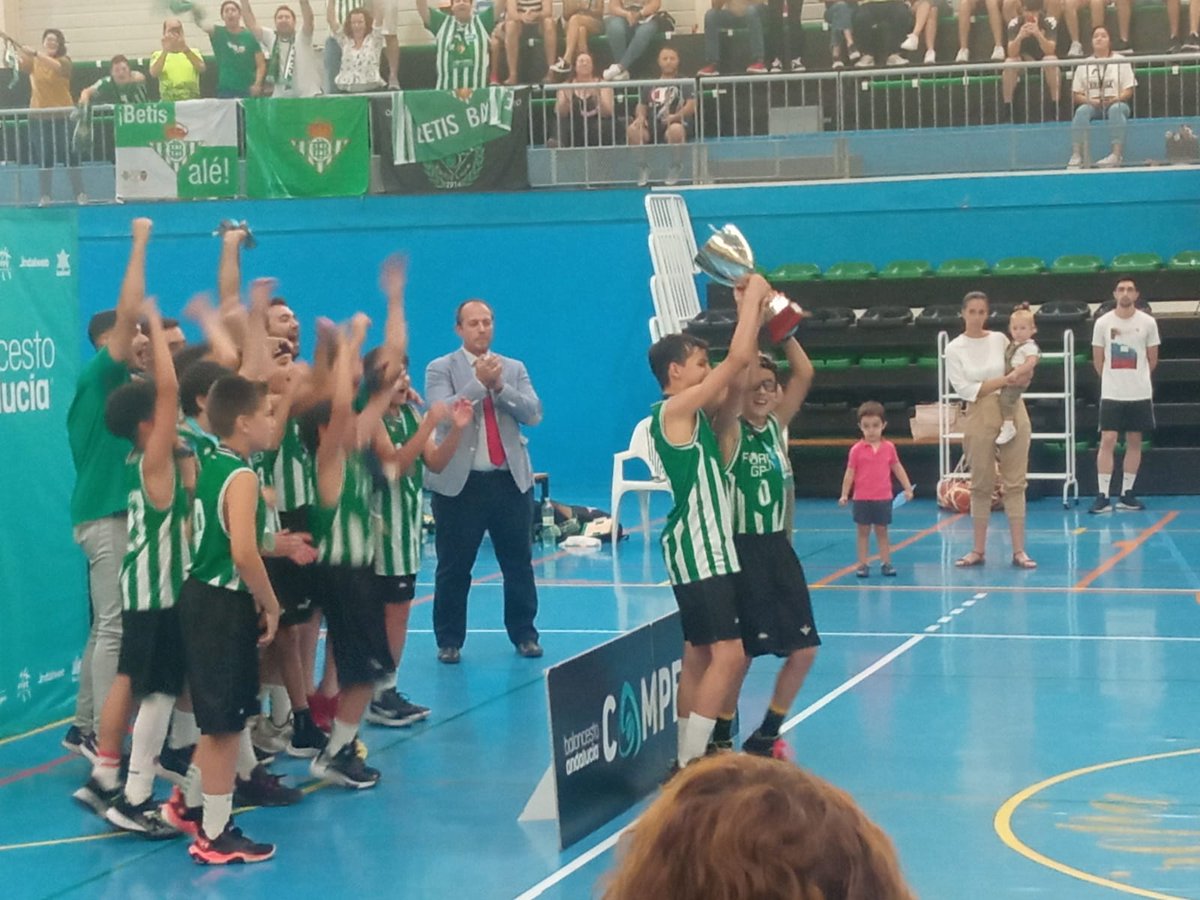 MrAlecaso's tweet image. Y si...lo hicimos de nuevo, CAMPEONES DE SEVILLA MINIBASKET 2022.

@MarioRHurt

A prepararnos para lo que viene!! 🏀💚💪🏼

Cto de Andalucía...🔜🔜🔜