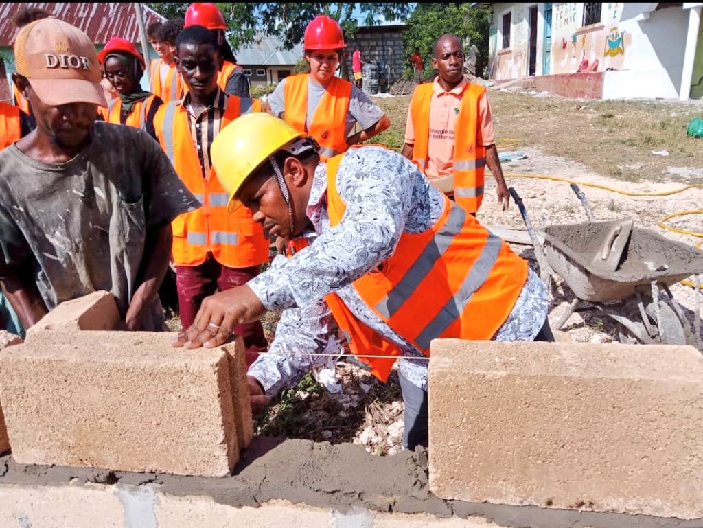 ahmedkherlid's tweet photo. Joining hands with Perspective Development Skill Organization #PDS for Classroom Construction Project in PDS Nursery Schools- Kibele. We appreciate the efforts of France Universities students for raised funds to promote the education in Zanzibar @angoza_zanzibar @Pacsotz https://t.co/BdreJ2aVIC