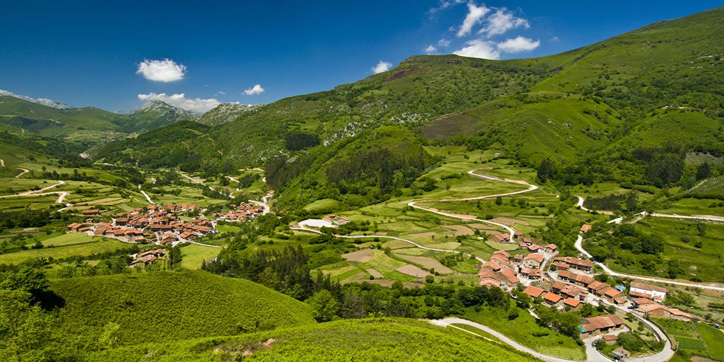 EspanaEnLatam's tweet photo. ¿Aun no has visitado el Parque Natural de Saja-Besaya? 💚 Sus paisajes de gran valor ecológico representan a la perfección la esencia del interior de #Cantabria. 🌄

👉 https://t.co/psUHYz5fLs

#TeMerecesEspaña #VisitSpain #SpainNature #InGreenSpain @Cant_infinita https://t.co/PwIWRtwzxA
