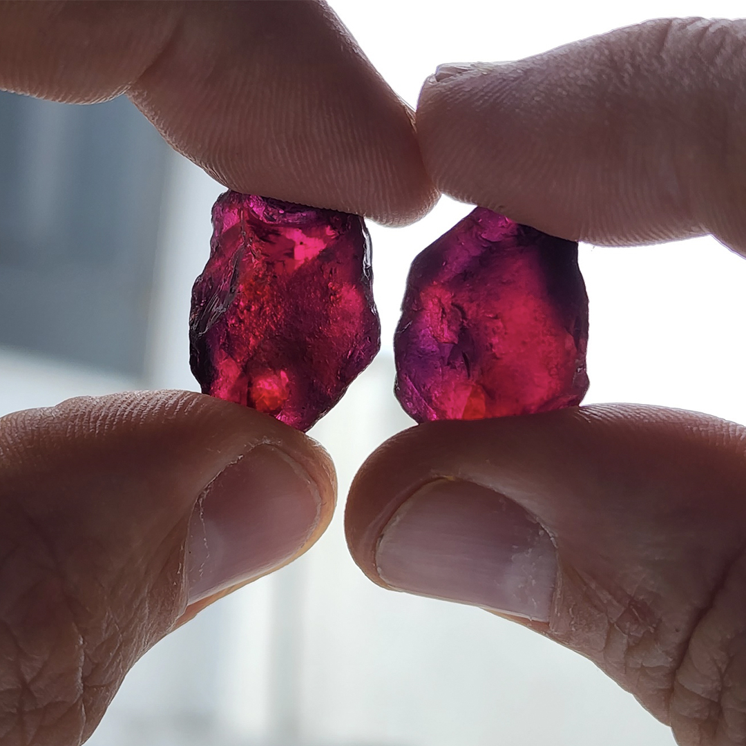 GemfieldsLtd's tweet photo. #Gemfields is delighted to announce that an exceptional pair of Mozambican rubies will be offered for sale at its #rubyauction in June 2022. 
Weighing in at 61.50 carats in the rough, 32.50 and 29 carats respectively, these are extraordinary gemstones. ​
https://t.co/GygjSNnqeJ https://t.co/e6CogwM2Im