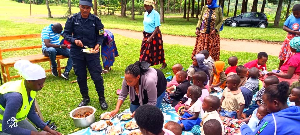 nycnyanza's tweet photo. Uyu munsi mu murenge wa Mukingo #Urubyiruko rufatanyije n'inzego zitandukanye bakoze #umuganda wo kubaka uturima tw'igikoni. Nyuma y'umuganda bahaye #indyo yuzuye abana bato.@NyanzaDistrict @RwandaYouth @NyanzaRyvcp  @RwandaSouth https://t.co/ZtLsh2FTmS