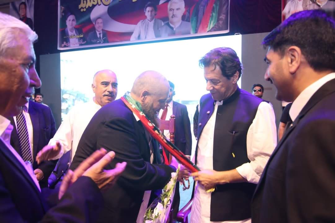 WazTimes's tweet photo. عوامی نیشنل پارٹی کو بڑا جھٹکا 
چیئرمین PTI عمران خان کے وکلاء کنونشن میں ارباب فخر عالم نے عوامی نیشنل پارٹی سے 20 سالا رفاقت ختم کرکے انصاف لائرز فورم میں شامل ہوگئے۔ https://t.co/ysWJrrIqh3