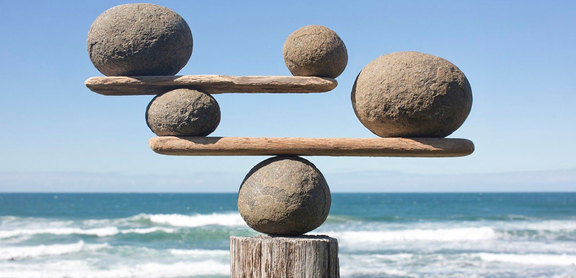 Bilgeye zehrin ne olduğunu
sormuşlar:
Demiş ki;"İhtiyacımızdan fazla olan her şey zehirdir. Fazla güç, fazla dinlenmek, fazla yiyecek, fazla üzüntü, fazla korku, fazla sakinlik, fazla öfke, fazla neşe, fazla nefret, hatta fazla iyi niyet." Yaşamın özü ve şifası, dengede kalmaktır