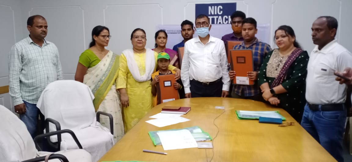 CuttackDM's tweet image. Our Hon'ble Prime Minister interacted virtually with Collector &amp;amp; the PM care beneficiary children today. In the occassion, Collector distributed PM Care financial assistance Bank Bass Book, Blessing letter of HPM &amp;amp; kits to beneficiaries of the district.
#PMCaresForChildren