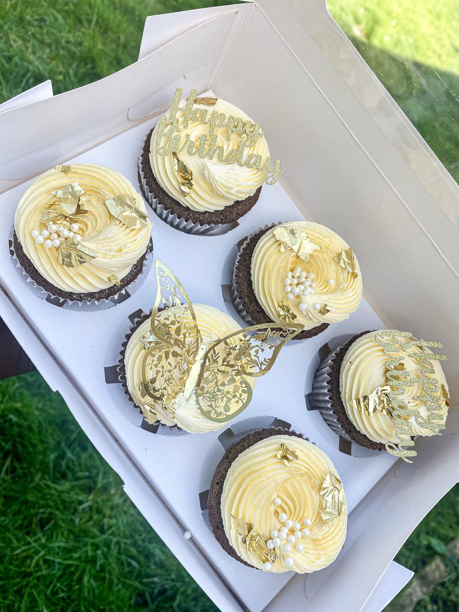 rocheatstreats's tweet photo. Chocolate cupcakes with vanilla buttercream frosting 🍫 https://t.co/k4LXDaJhuC