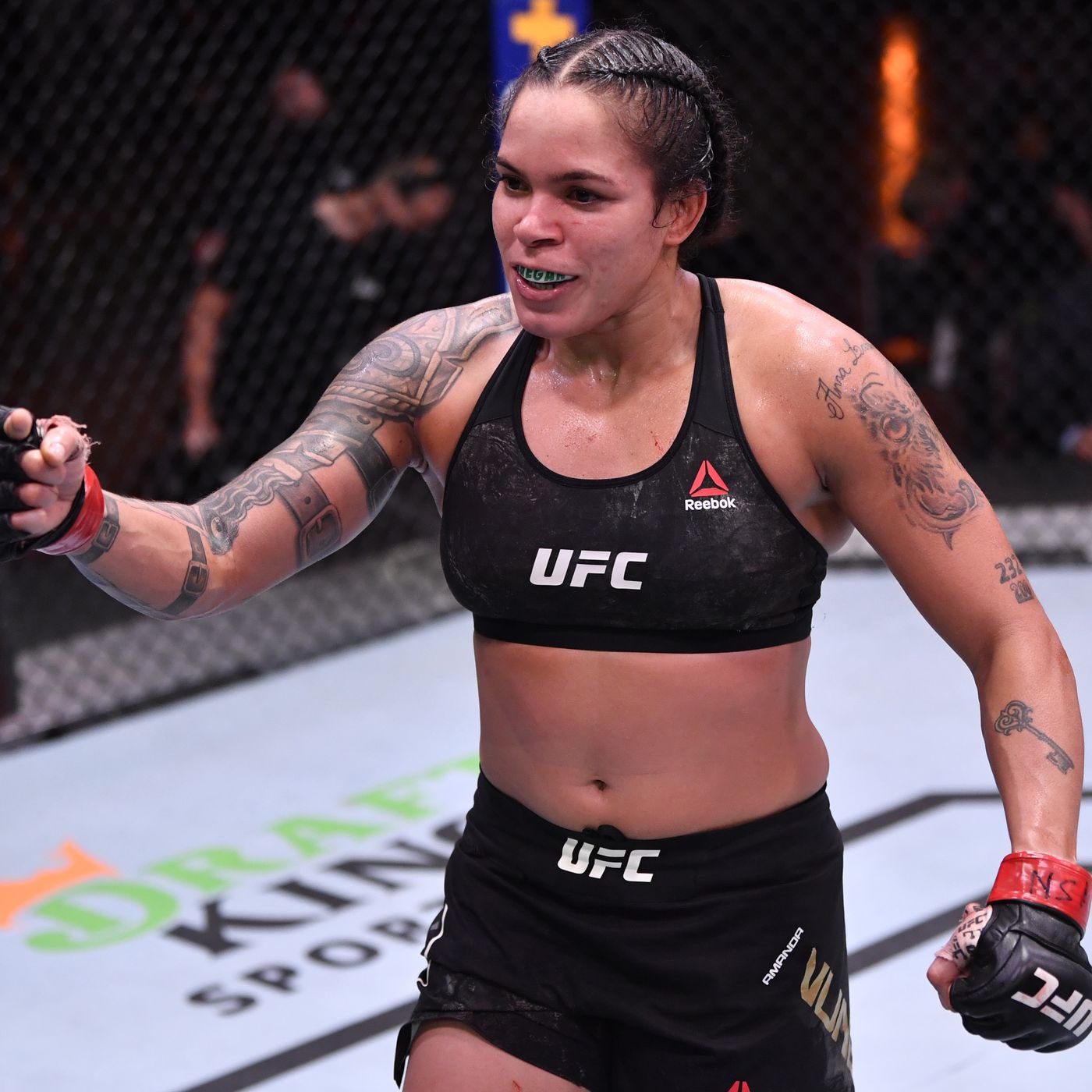  Happy 34th birthday to UFC women s featherweight champion Amanda Nunes!  