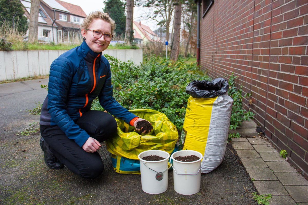 JKI_Bund's tweet photo. Wie lässt sich #Torf in Blumen- und Pflanzerde durch weniger klimaschädliche Alternativen ersetzen? Über #Paludikultur und andere Ansätze zum Schutz von Mooren sprach unsere Koordinatorin des #ToPGa-Projekts, Dr. Annmarie-Deetja Rohr, mit @dlfnova: https://t.co/0K1DNXewKC https://t.co/RfjJyexN5z
