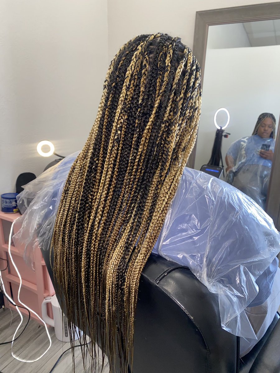 LalatheCosmo's tweet photo. Medium Knotless Braids with triangle parts. Using @AllBalmFam hemp ๐ oils to seal moisture and promote hair growth. #braids #braider #dallas #dallasbraids #braider #dallasbraider #salon #stylist #oils #gemp #hairgrowth #triangleparts #neat #linkinbio #texas https://t.co/rjNs3Z4QCR