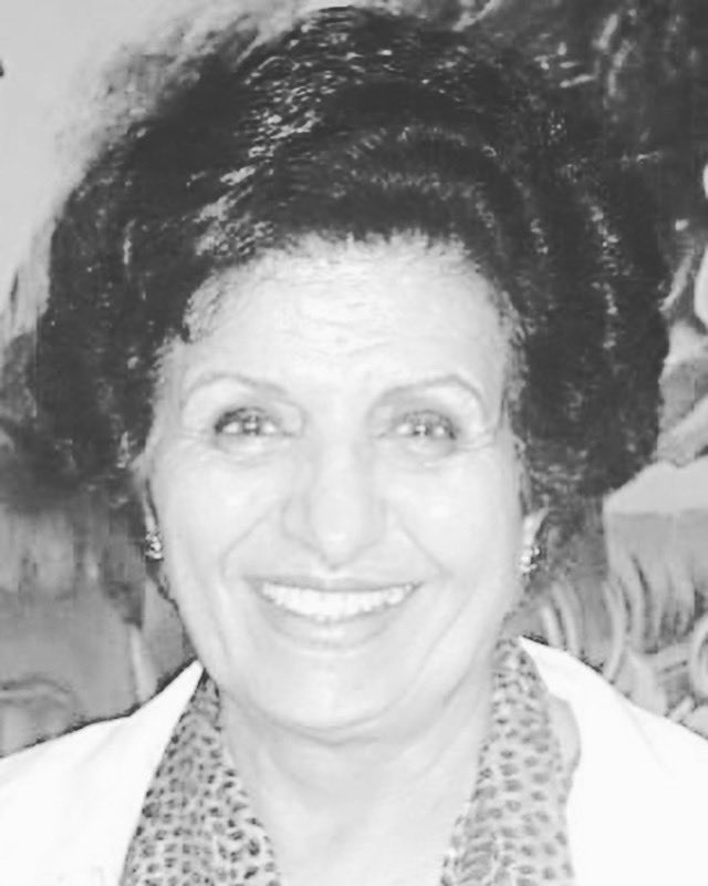 DaralhekmahKw's tweet photo. نعى وزير الإعلام والثقافة، د. حمد روح الدين والأمين العام للمجلس الوطني للثقافة والفنون والآداب بالإنابة، د. عيسى الأنصاري ، رائدة تمكين المرأة في العمل الثقافي والإجتماعي والتربوي عزيزة  محمد سليمان  البسام ، التي وافتها المنيه اليوم 
 أول أمين #مكتبة_نسائية في الكويت https://t.co/q3RVe7mKFw