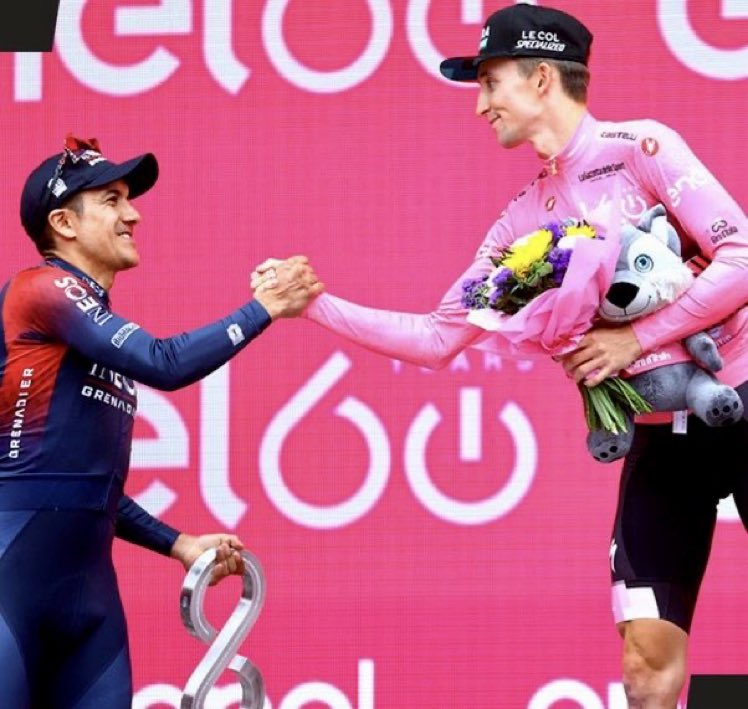 SbastienMlires1's tweet photo. En el fútbol hay vicecampeones que se sacan la medalla y se van bravos del estadio. En el ciclismo… Carapaz perdió el giro en la penúltima etapa. Era el favorito. Ayer era su cumple y lo festejó felicitando a  Hindley. Dos campeones en la foto. ¡Richie hace el Ecuador + grande! https://t.co/sA9cBaRgPb