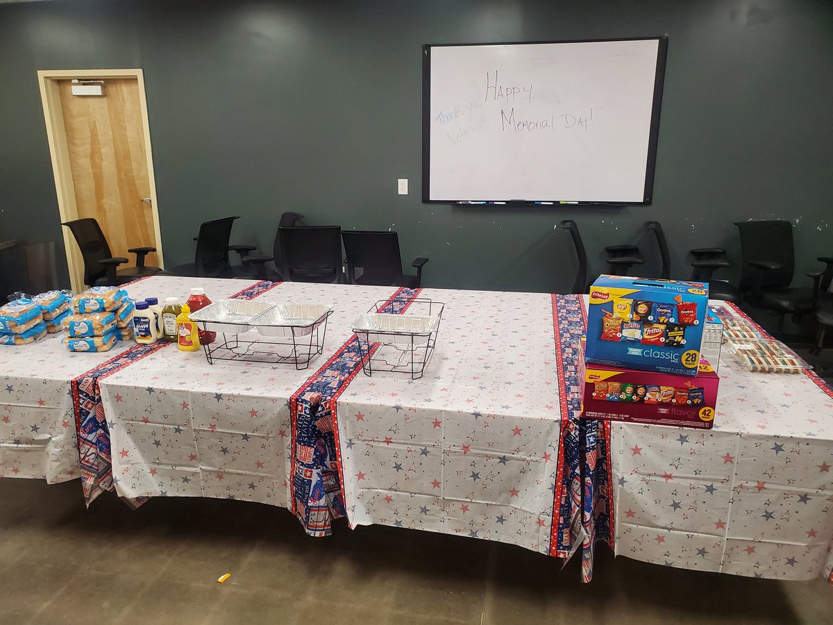 4653CXM's tweet photo. Table of Service/Missing Service Member, Veterans in aprons powerpoint, and cooking out. Happy Memorial Day! 🇺🇸🇺🇲 Thank a vet. Remember our vets! @Melibeachgirl @jwthd @kmn293 @NotoKara @PJ_THD_4653 @DrewHD4653 https://t.co/v9MCLdAjAC