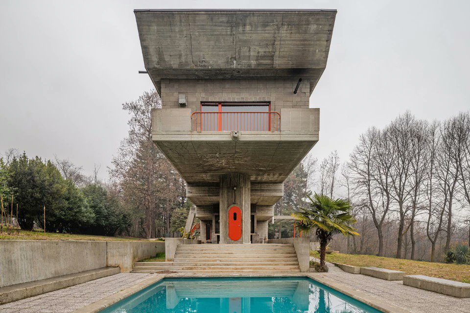 ronniedk's tweet photo. ๐งฑ I 1971 i #Cumiana skabte Carlo Graffi og Sergio Musmeci en modig og eksperimenterende bolig, hvor arkitektur, kunst og teknik samles i en enkelt krop i blotlagt armeret beton og #Vibrapac-blokke.
https://t.co/rkRBuBkXMB https://t.co/2btciab3i5