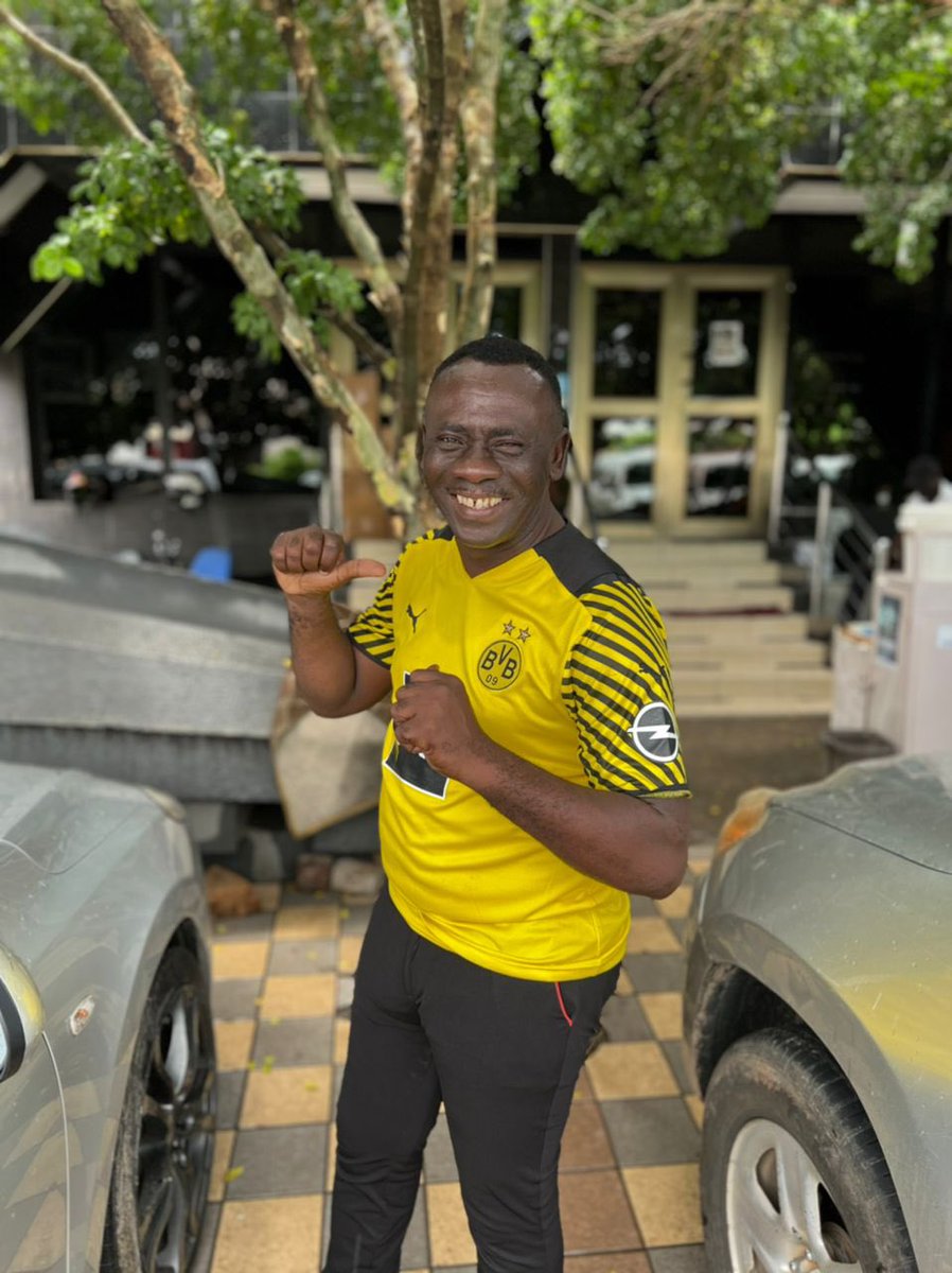 The newest Borussia Dortmund super fan, Uncle Akrobeto! 🇬🇭