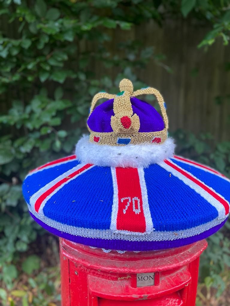 ReedsSchool's tweet photo. One of our wonderful Governors & the Chair of our Foundation Committee, Diana Peacock, has #yarnbombed a local post box to celebrate the #PlatinumJubilee of our Patron, HM The Queen. We think it's an amazing piece of art...even the jewels are individually knitted! #talent https://t.co/OigfSd5sne
