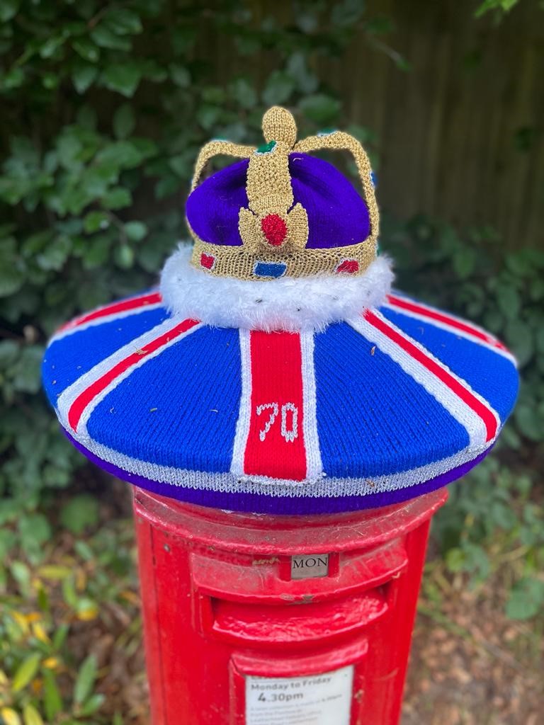 ReedsSchool's tweet photo. One of our wonderful Governors & the Chair of our Foundation Committee, Diana Peacock, has #yarnbombed a local post box to celebrate the #PlatinumJubilee of our Patron, HM The Queen. We think it's an amazing piece of art...even the jewels are individually knitted! #talent https://t.co/OigfSd5sne