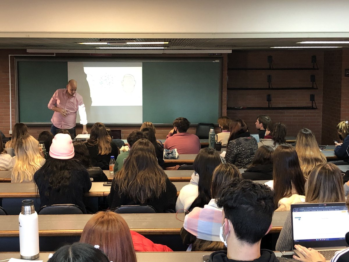 AdrinArroyo's tweet photo. @ULearnPR @santiagoaragon @ubeduar Brillante @santiagoaragon “la influencia política de un mensaje tiene el volumen de los intereses que representa” #compol / #aapp https://t.co/xdjeTAmTXk