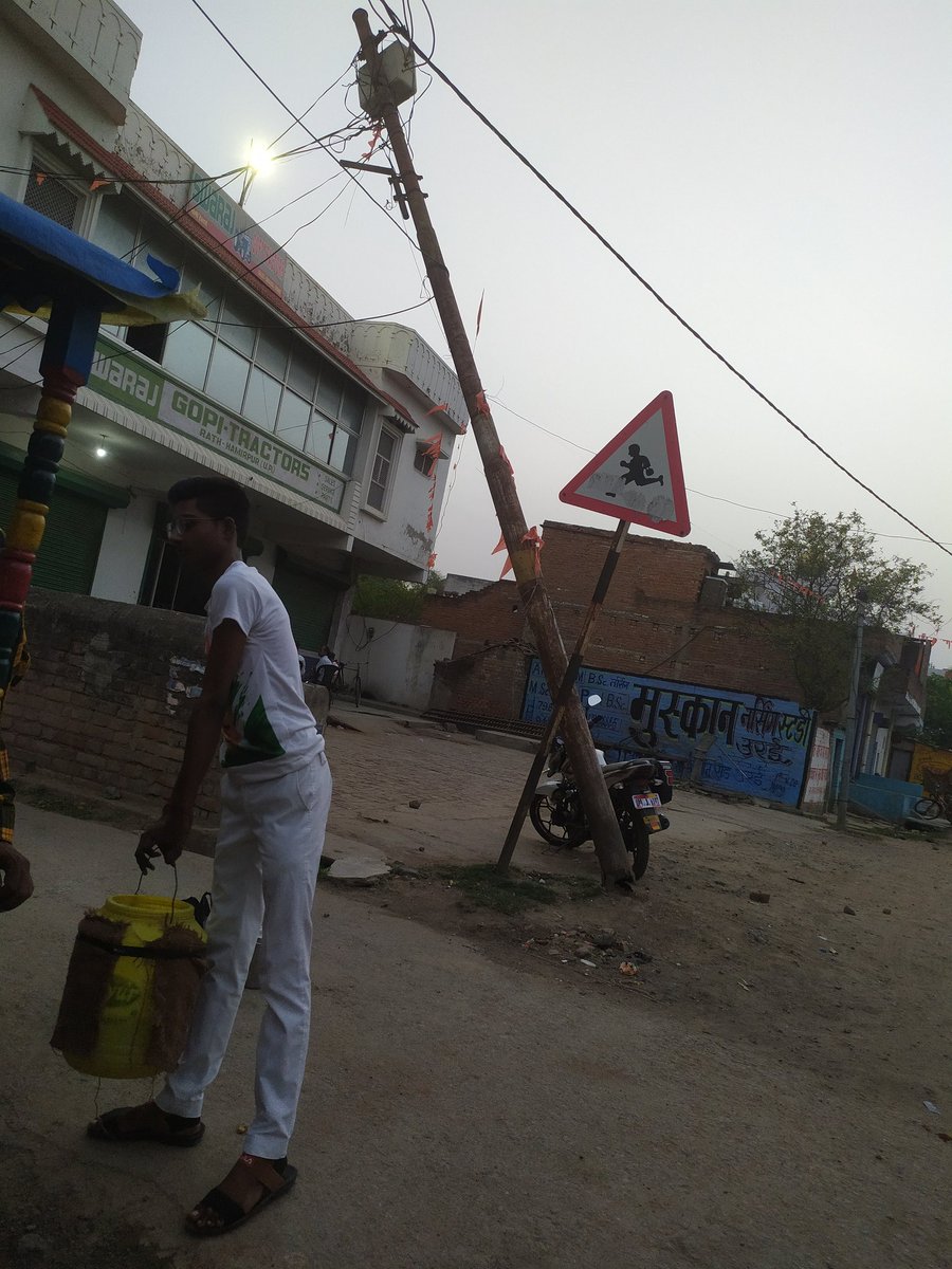 Sandeep88258563's tweet photo. विगत कई दिनों से यह पोल ऐसे ही केविल के सहारे से टीका हुआ है महोदय निवेदन है राठ नगर के स्वराज एजेंसी के जस्ट बगल मे यह पोल टूटा हुआ है कृपया सही कराने का कस्ट करे @UPPCLLKO @dvvnlhamirpur @dvvnlhq https://t.co/1h5FDJ88Kf