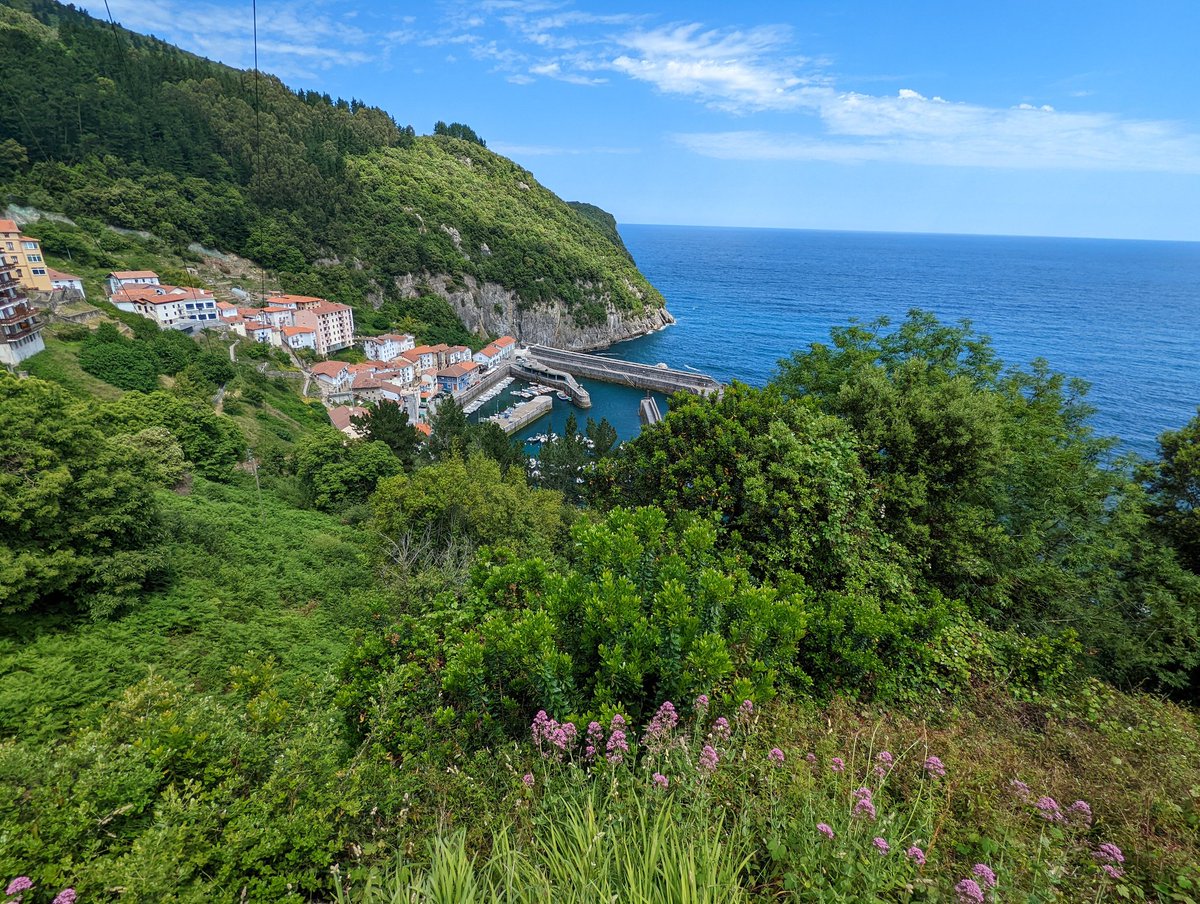lacosmopolilla's tweet photo. Mi ruta por la costa vasca va llegando a su fin. Me despido con la visita a dos de sus pueblos más pintorescos: Elantxobe y Ea.
¿Los conocéis?
#visiteuskadi @i_Euskadi #basqueroute https://t.co/gw1XW5dJds