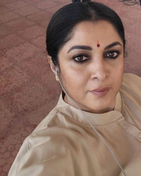 Binged_'s tweet photo. Whoa!
'Queen' Season 2 kicks off shoot!!
And @meramyakrishnan mam is back to doing what she does best - being the #Queen she is!!
@menongautham @MXPlayer #QueenSeason2 https://t.co/BY0h7R9pek