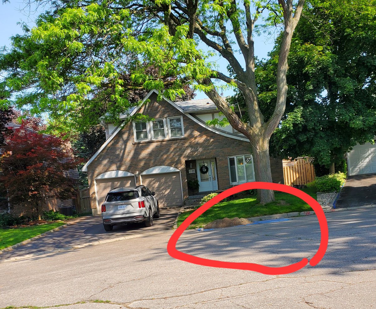 MurdockBig's tweet photo. @TownofWhitby Was out and saw this. Are residents allowed to just start dumping dirt on streets now? Maybe you should have someone from bylaw take a little drive on Mattawa. https://t.co/l9Y7zcHUDx
