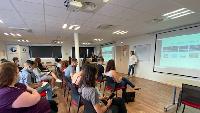 StawiarskiAure1's tweet photo. Présentation de la #MRS Carrefour Claira au @pole_emploi #Perpignan
➡️ 10 contrats de professionnalisation (personnel de caisse 💵💰, ELS 📦, Drive 🚗) 
➡️ 33 candidats motivés pour se prêter au jeu de la #MRS 
💯% satisfaction de la part de l’employeur et des candidats https://t.co/VismVdh116