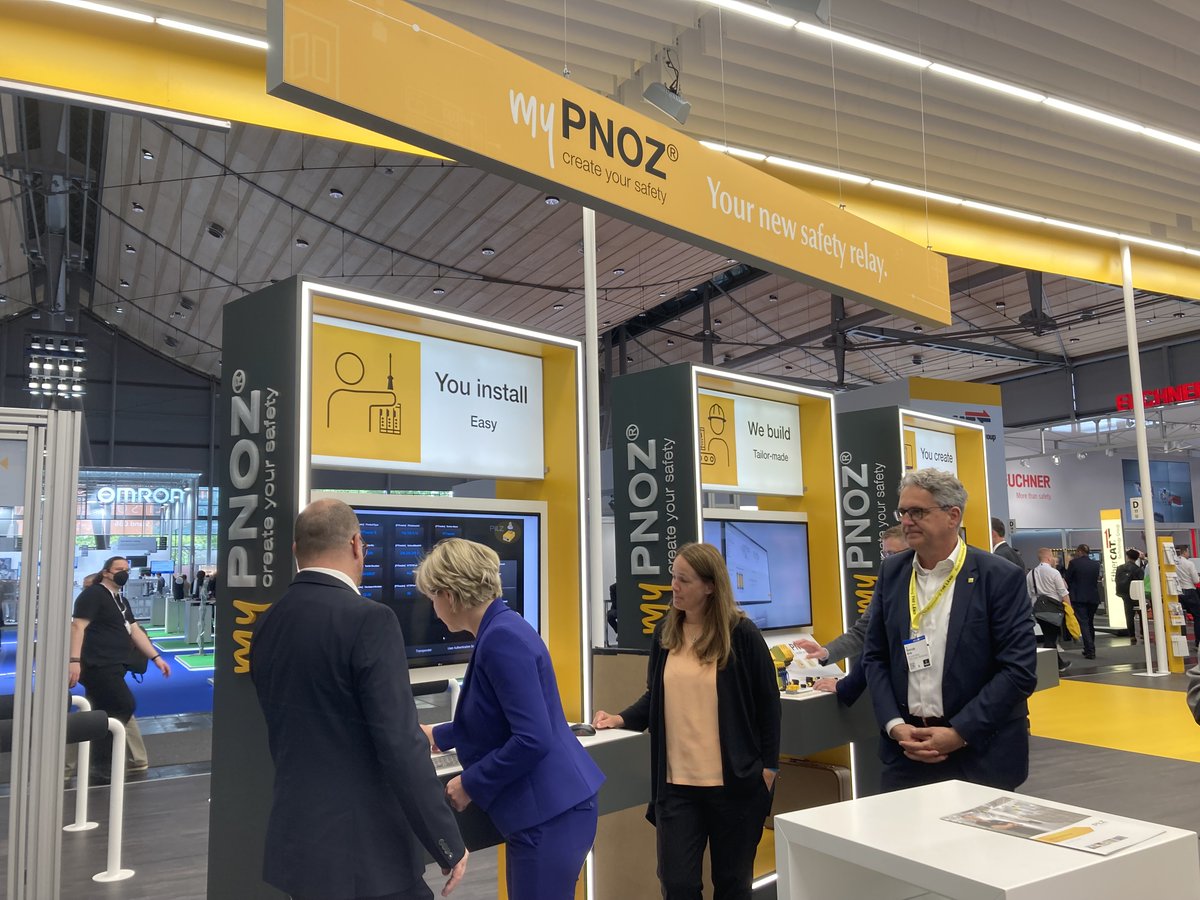 Pilz_INT's tweet photo. Dr Nicole Hoffmeister-Kraut, Minister of Economics, Labour and Tourism of Baden-Württemberg, at the Pilz stand. Here she was given an insight into the individual production of our modular #safetyrelay #myPNOZ. Thank you for your visit @Nicole_Kraut! #hm22 #Industry40 https://t.co/VpXs8q17Eu