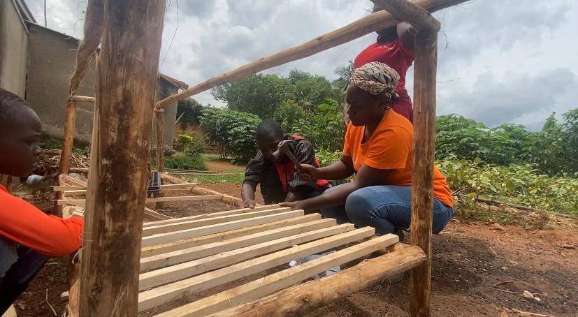 AfrikovationHub's tweet photo. Here we go! The Agripreneurship Bootcamp is here!  
Young Agripreneurs from Kunya ghetto community learning skills to construct seedling tables, &amp; raise &amp; manage vegetable seedlings in a mobile net house or local greenhouse.  
Start Now! Start a climate-smart urban farm! https://t.co/VB8ICWhwbG