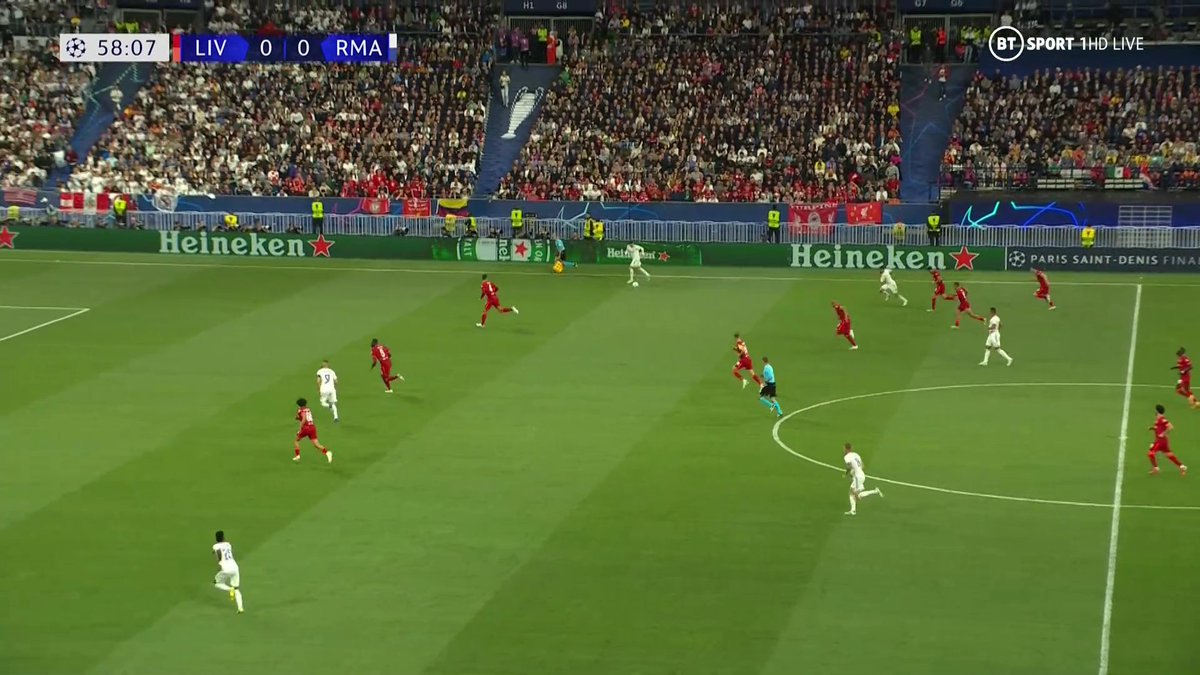 El gol del Real Madrid es una jugada buenísima que nace de Modric y su capacidad para retener y filtrar en el momento exacto. Atrae a Robertson (lateral izquierdo) y eso deja un 3x3 en última línea.