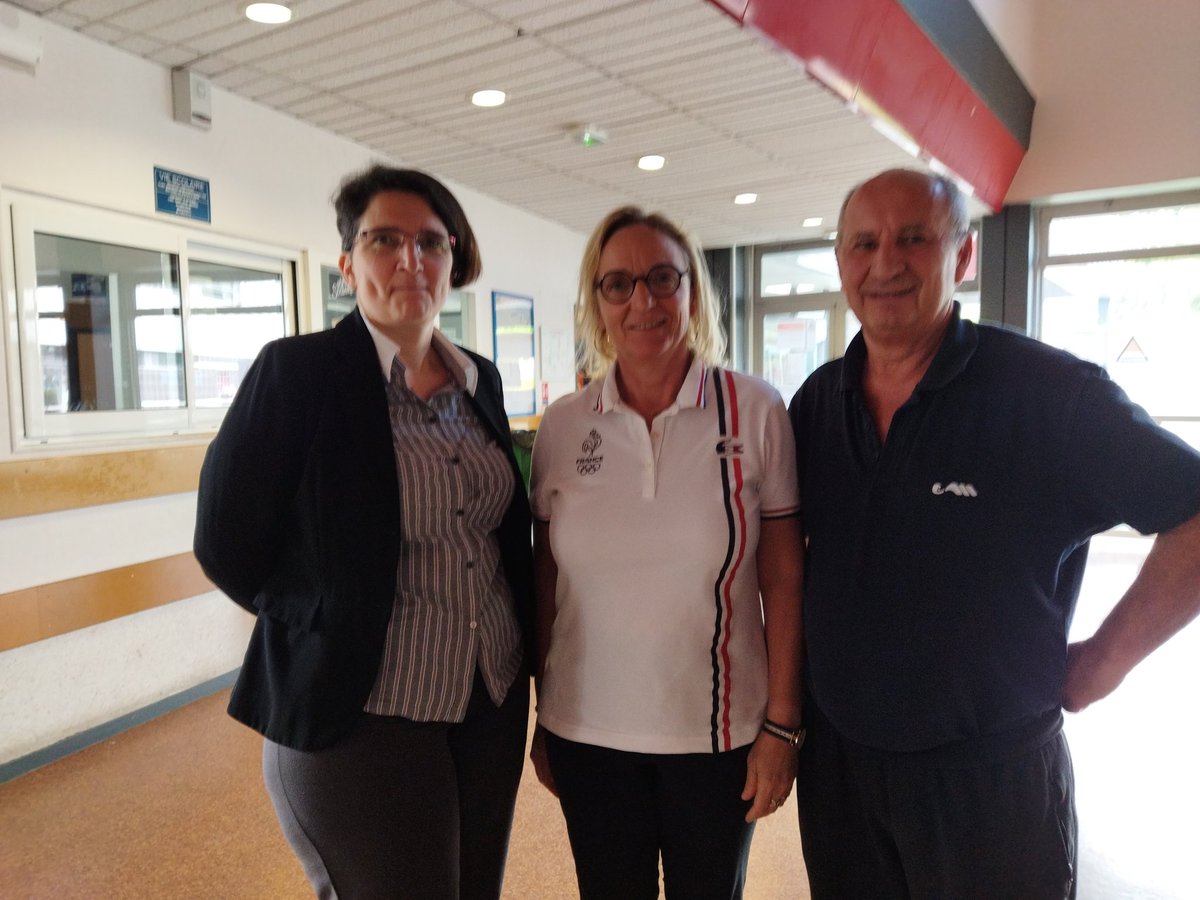 LInfocom's tweet photo. Aujourd'hui belle surprise pour les élèves du collège Beaumarchais de Meaux avec l'accueil
 de la directrice du ht niveau de la fédération française de gymnastique pr entraîner les gymnastes du pôle espoir du REP Beaumarchais .  #educationprioritaire   #dsden77 https://t.co/qKqzSaWJ04