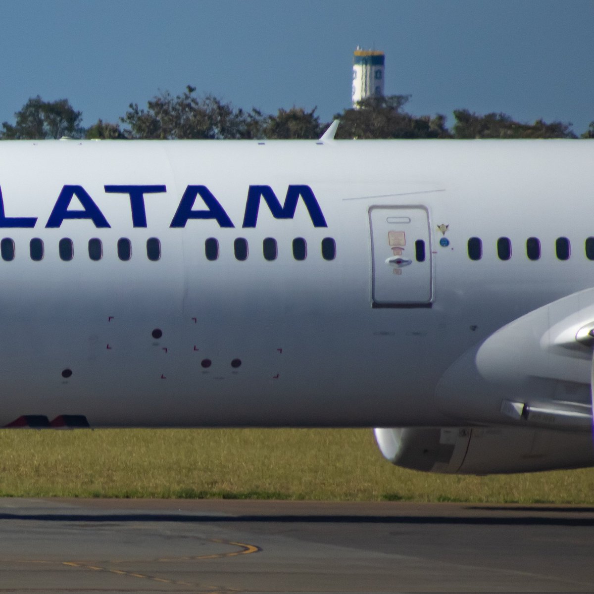 cnfapproach's tweet photo. ✈ @boeing 787-9 Dreamliner
🆔️ CC-BGG
🇨🇱 @latamairlines
🌎 SBKP / VCP @AViracopos
.
✅ Acompanhe também no Facebook, Instagram e Twitter: @ cnf.approach
.
#b787 #boeing #cnfapproach #latam #avgeek #vcp #latamchile #boeing787 https://t.co/QANwBEwltg