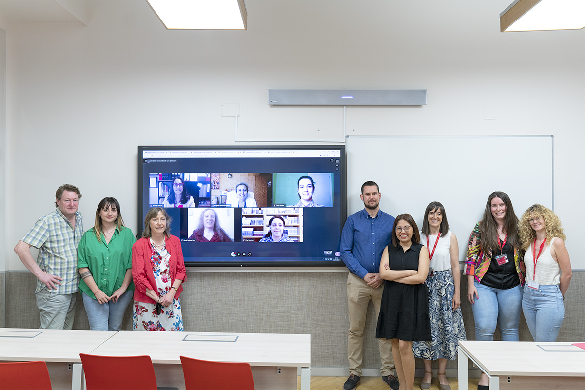 Nebrija's tweet photo. Hoy le hemos entregado el diploma a nuestros flamantes ganadores del XIII Certamen de Relato Breve. Felicitamos a Lucía Roldán con  "Die Wechselfälle eines Tages ohne Internet", María Dolores Ouro con "Les 24 heures sans Internet" y a Joshua Miguel con "Where The Cicadas Sing". https://t.co/XSbQ3YmY6x