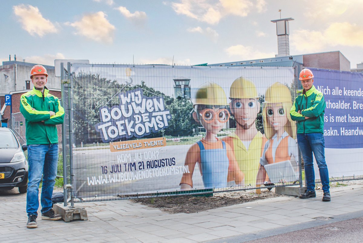 BouwendNL's tweet photo. Donders mooi! De Twentse mannen van @DuraVermeer hingen een tof bouwhekdoek op van ons themapark Wij bouwen de Toekomst. 🤩 https://t.co/HJaZIp3tmU #debouwmaakthet https://t.co/BhUDxt0bKu