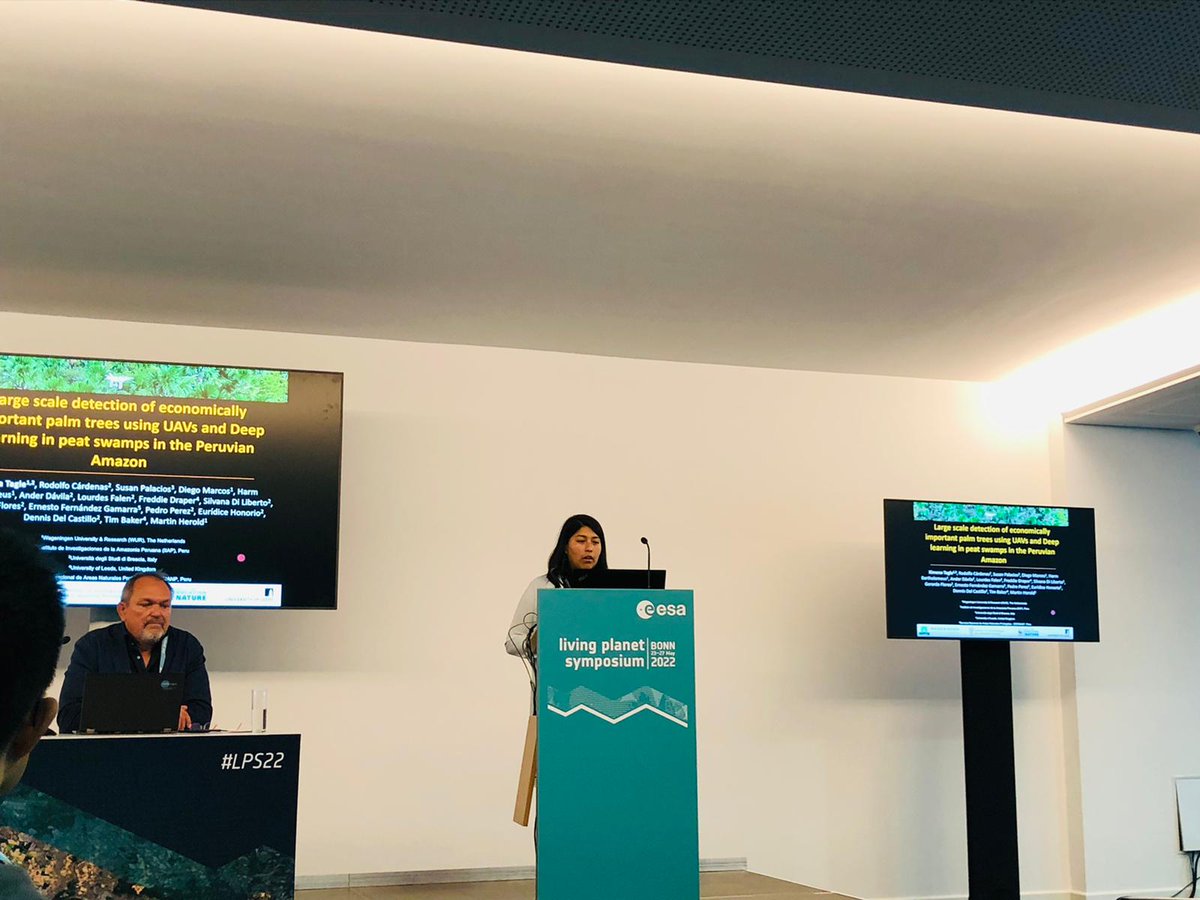Xime377's tweet photo. Last week I presented part of my research at the #LPS22, so nice to meet more people interested and working on the conservation of tropical Peatlands! More coming soon 😃

#TropWet #drones 
#UAV #DeepLearning #WomenInSTEM https://t.co/sjvp2NIciL