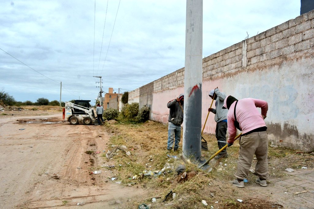 ines_byd's tweet photo. Erradicamos dos microbasurales ubicados en los barrios Asodimo y 25 de Mayo Sur. Además, con la presencia de inspectores en ambos lugares, prevenimos la acumulación de residuos. Hagamos de La Rioja, una ciudad amigable con el ambiente, cuidemos juntos el espacio público 🙌🏼 https://t.co/YPbf5O7v8S