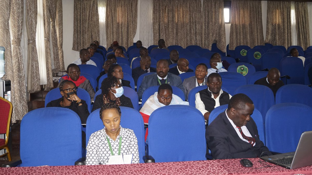 SchoolofLawKE's tweet photo. #ExcellenceCustomerService
#clientoriented
In our endeavour to serve you better, our staff were trained by the Huduma Kenya Secretariat on essentials of excellence in customer service culture. https://t.co/yS8VUCTFMf