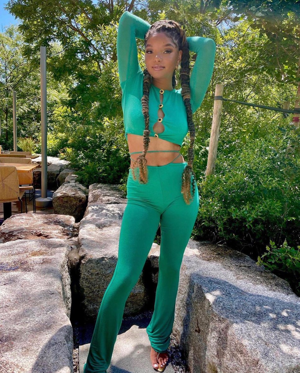 officialbydose's tweet photo. The beautiful @HalleBailey seen wearing our Mid Aurum Knotted 100mm Thong Sandals 😍
https://t.co/Pw513gSD6z https://t.co/n3rsycPXng